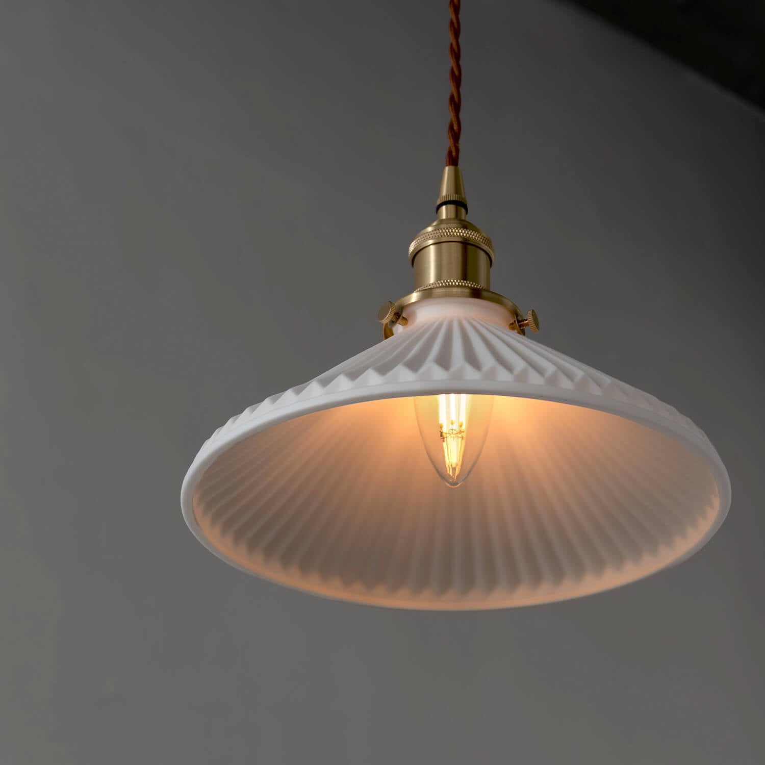 レトロな陶器シェードと真鍮ソケット照明 - パルラペンダントライト