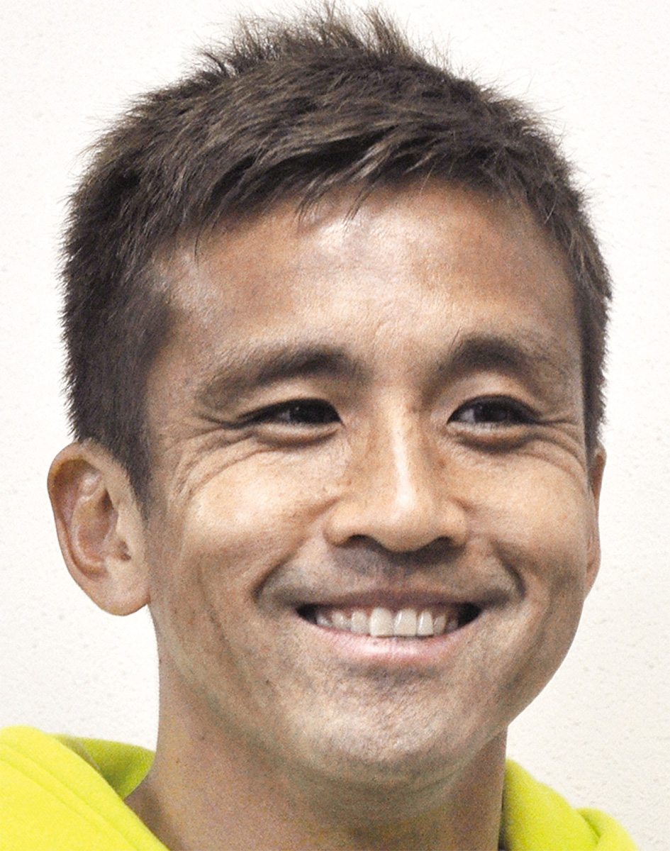 元サッカー日本代表で、今季SC相模原に入団した 稲本 潤一さん 中央