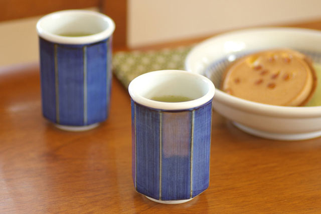 砥部焼の和食器 梅山窯の湯呑 【砥部工房 からくさ】