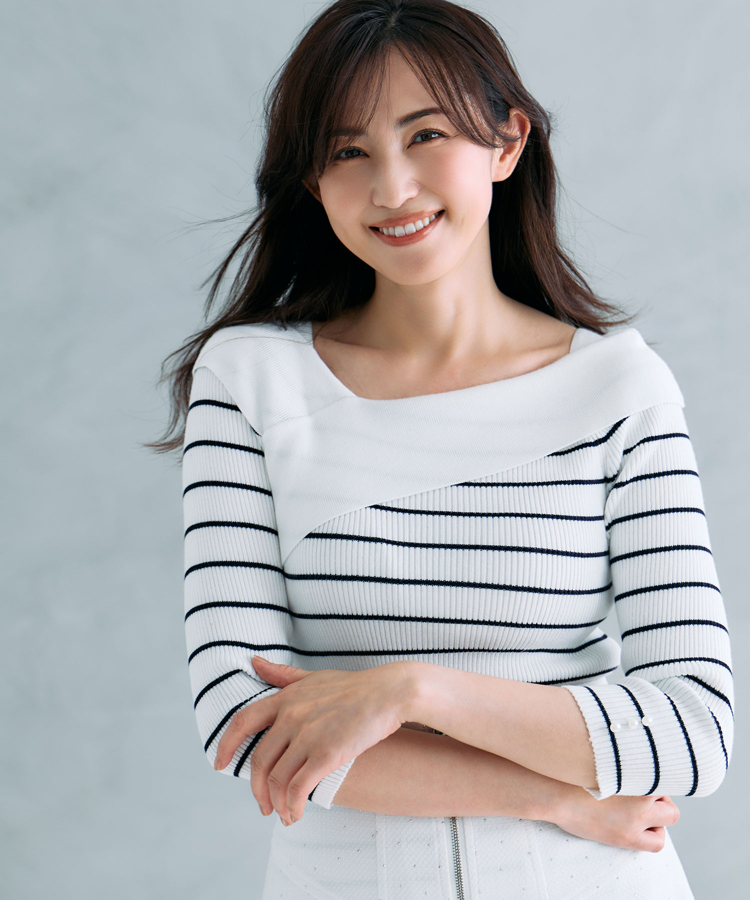 レディ感とセクシーさを併せ持つ袖口パール付きアシメリブニットプル