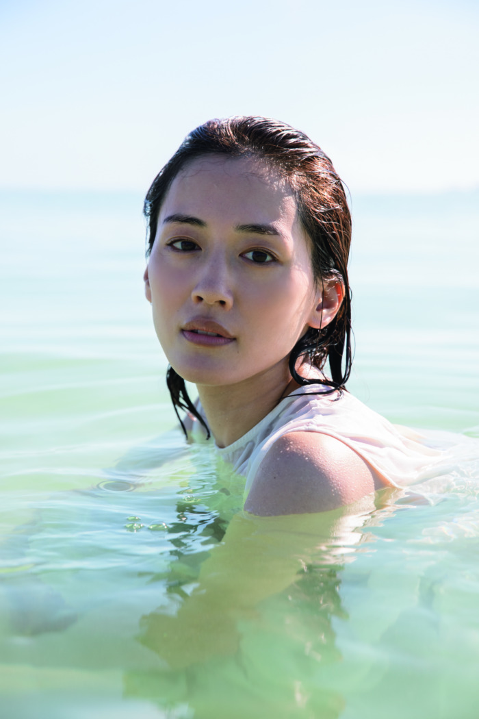 綾瀬はるか、最新写真集『原色』がAmazonタレント写真集部門1位に