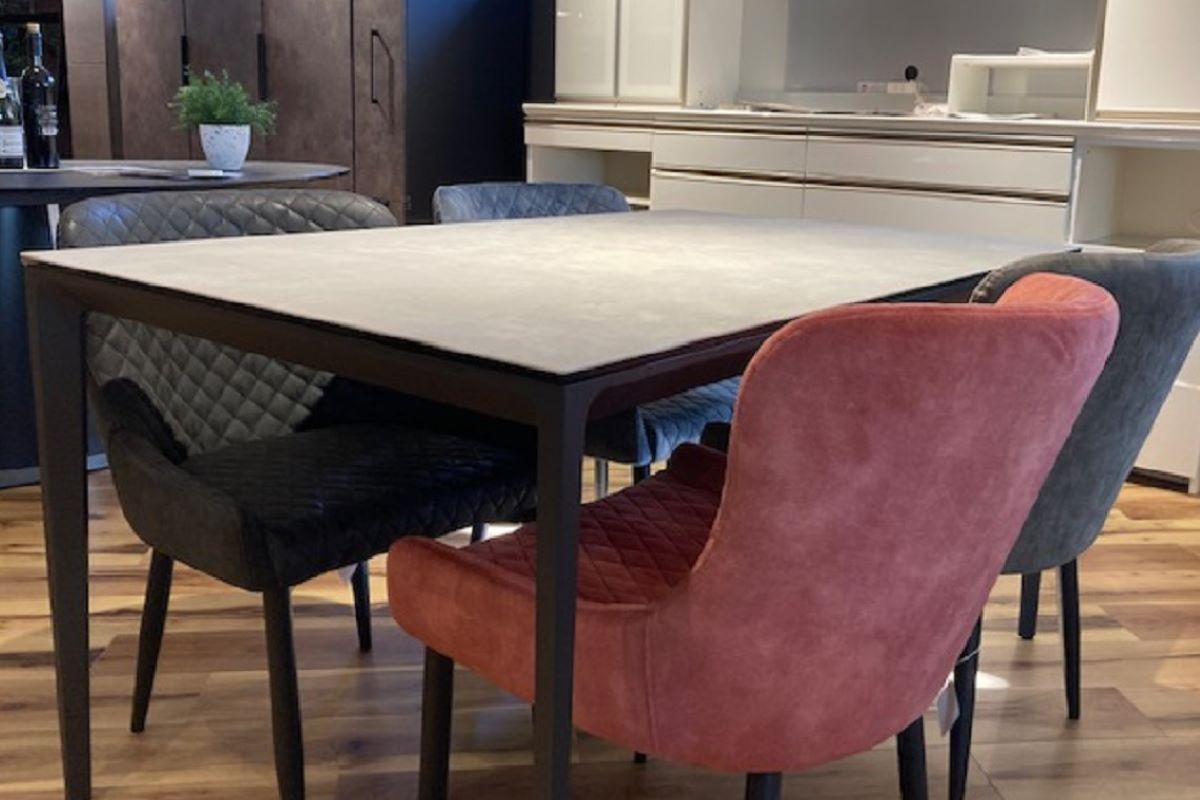 ダイヤ柄のキルティングが上質感あふれるチェア