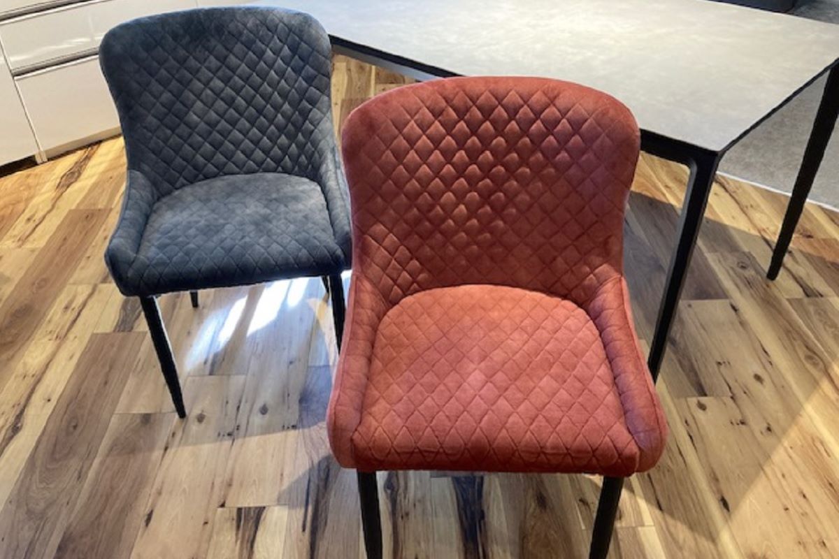 ダイヤ柄のキルティングが上質感あふれるチェア