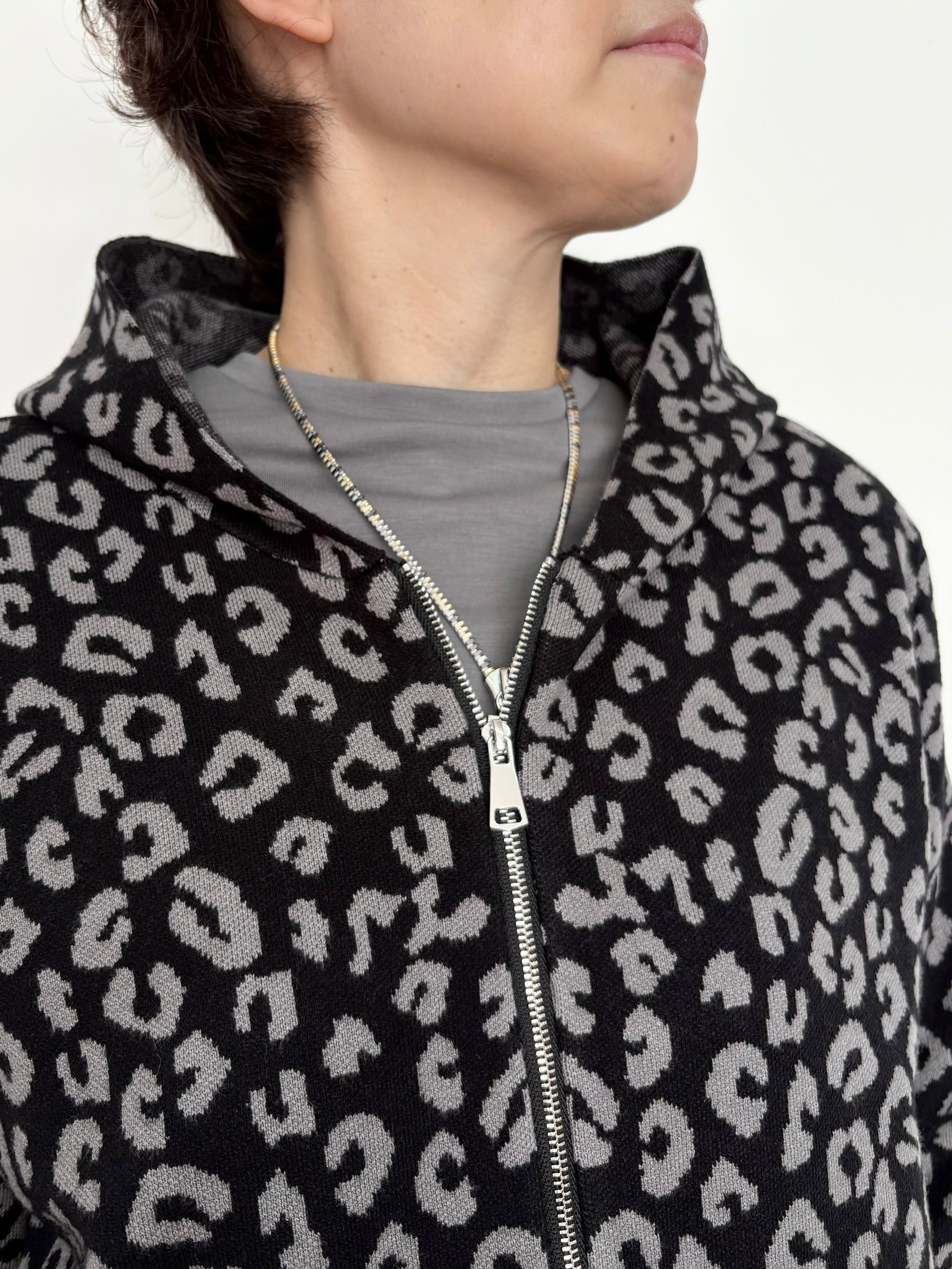 PaulineBleu(ポリーヌブロー) ヒョウ柄袖ラインニットパーカー 47466