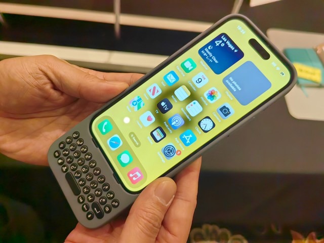 QWERTYキーボード搭載iPhoneケース「Clicks Creator Keyboard」をCES