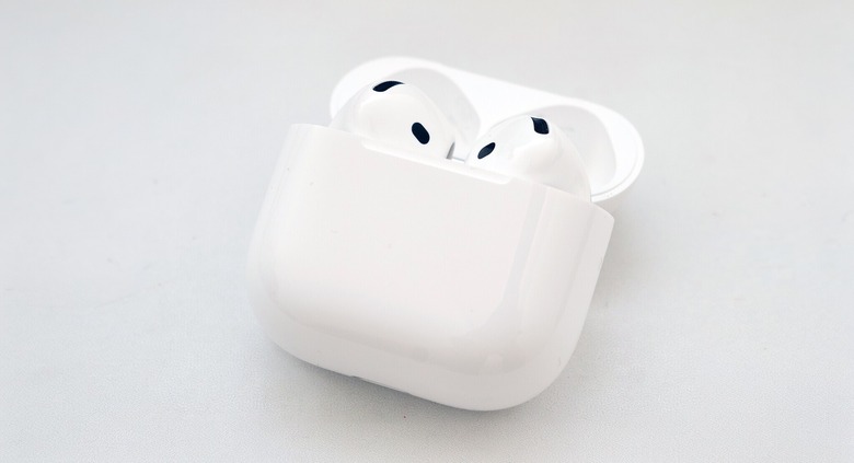 AirPods 4レビュー。軽い装着感とノイキャン両立、自然な外音が魅力