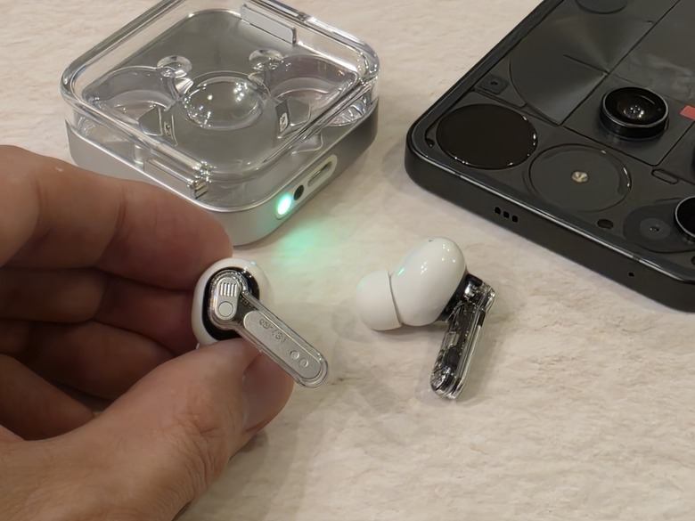 透明＋アルミのNothing Ear (3)が登場。ケース内蔵マイクをさっそく