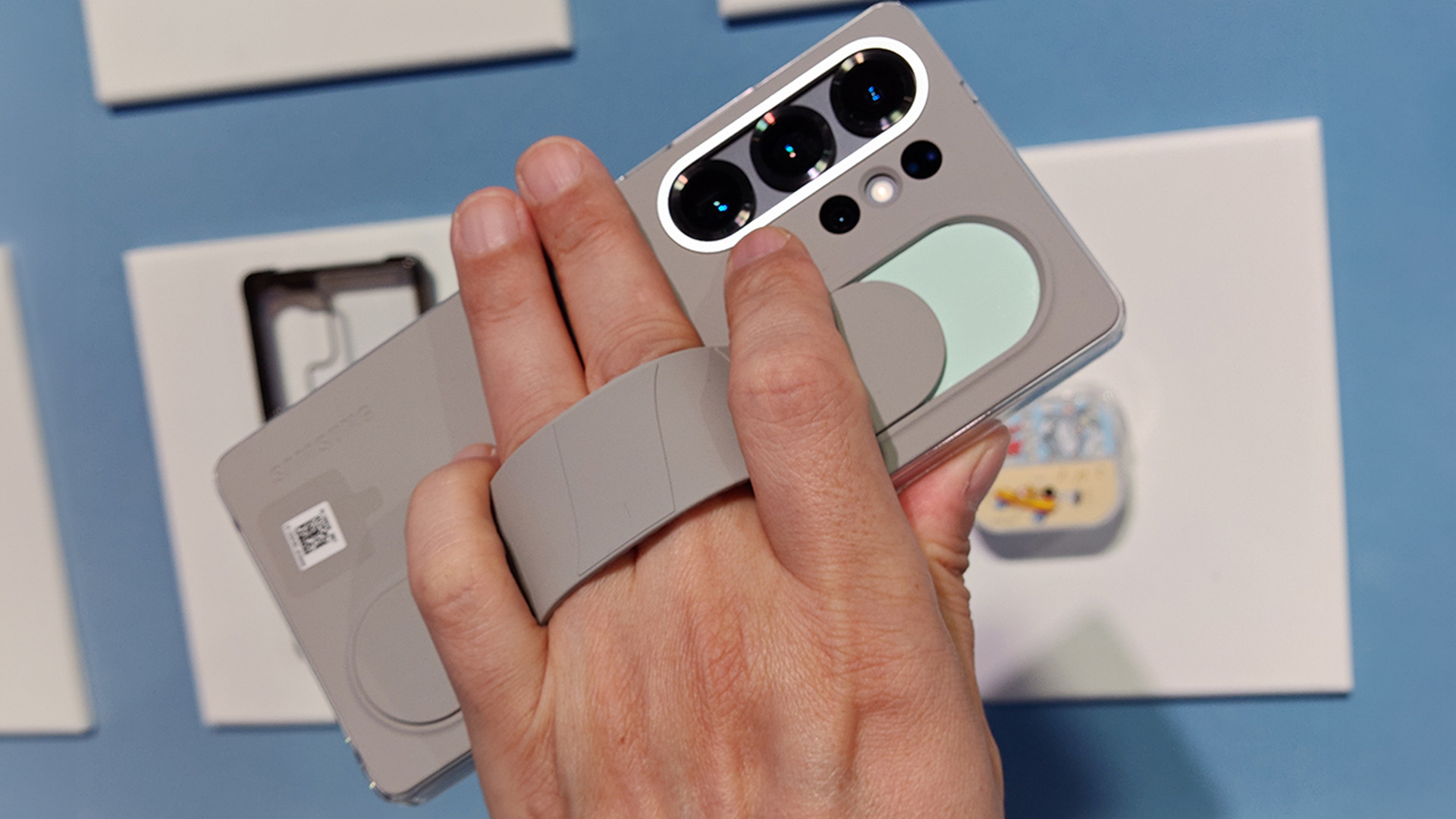 サムスン純正からQi2対応、Crocsからチョコレート型までGalaxy S25