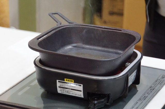 鋳物フライパンと家電が融合した「おもいのフライパン スクエア 電気