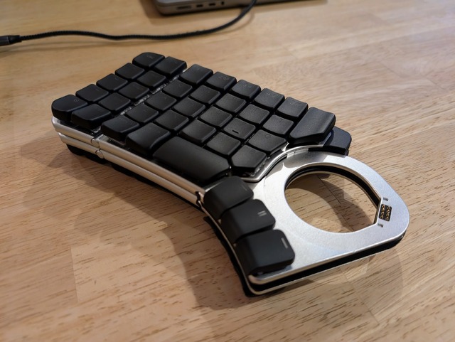 変形・合体する左右分割キーボードNAYA Createを試す。トラックボール