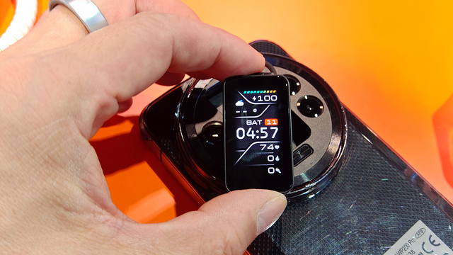 これぞ「変態スマホ」。背面にイヤホン内蔵→取り外してスマートバンド