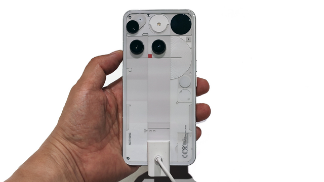 Nothing Phone (3) 実機を最速チェック。背面LEDから丸窓のドット表示