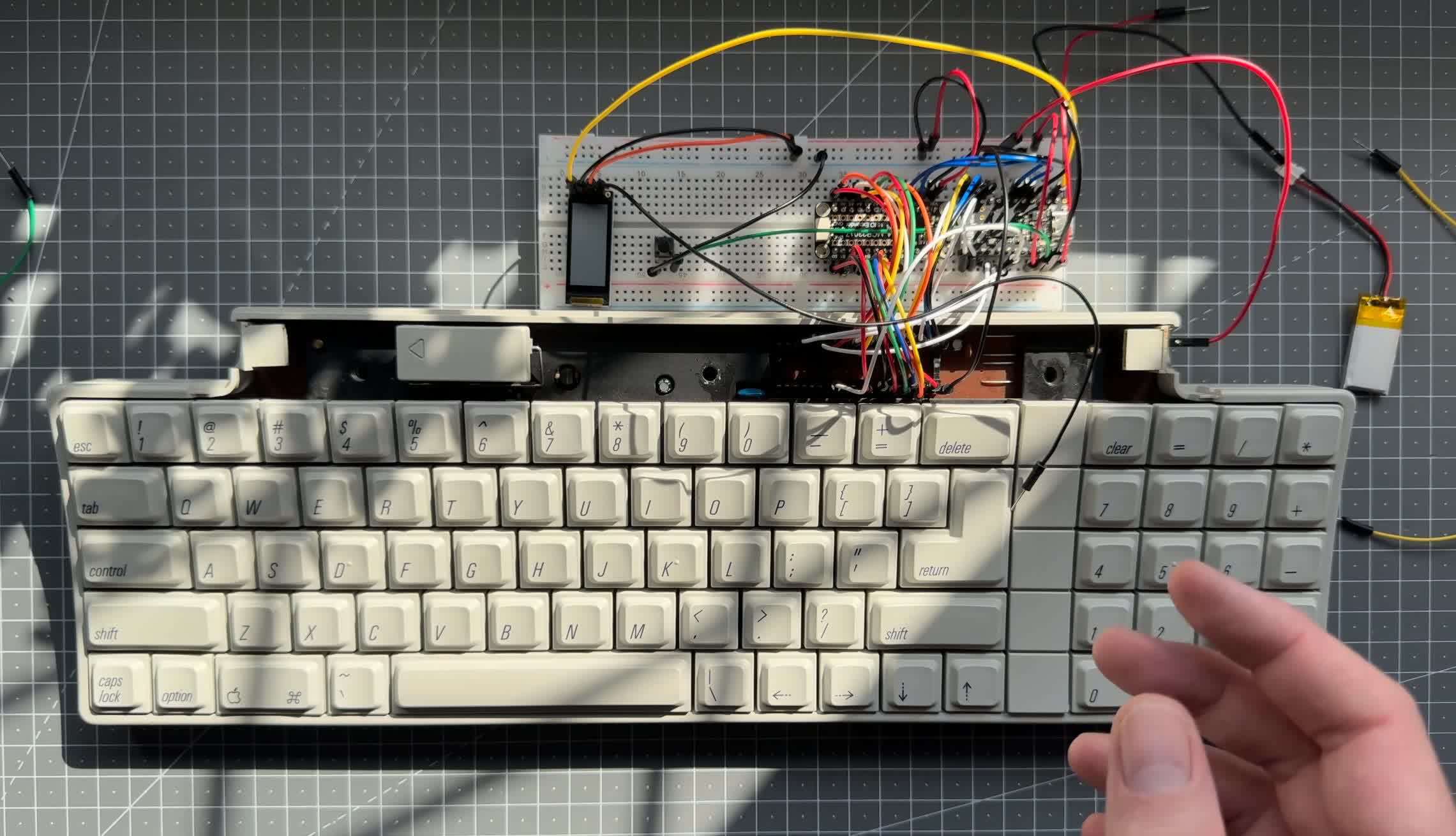Vintage Apple keyboard from 1986 receives modern OLED and wireless