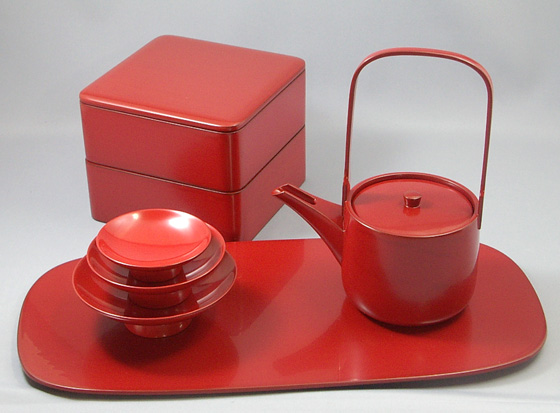 人気のたまり朱 屠蘇器178,200円 重箱118,800円（税込） | 輪島塗の