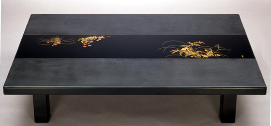 座卓 両側乾漆・草花蒔絵は、良く使う座卓の両側を、乾漆仕上げにした