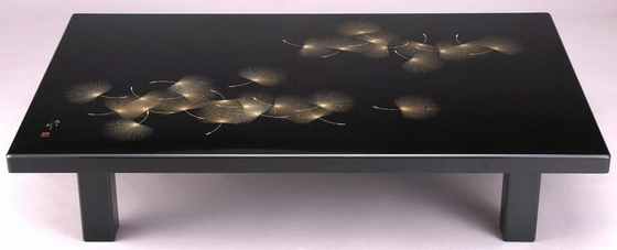 座卓・飛花沈金は、子孫繁栄の願いを込めた吉祥文様を沈金で魅せる座敷