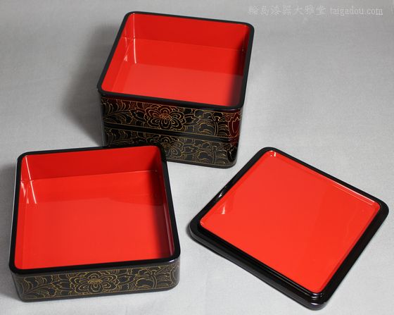 三段重箱 牡丹唐草沈金 302,500円（税込） | 輪島塗の塗師屋 輪島漆器