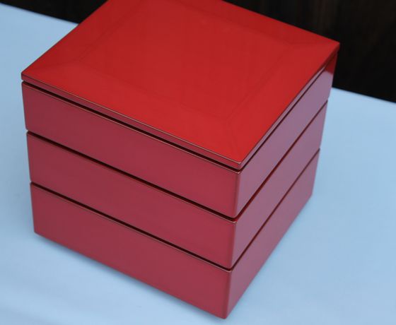 三段重箱（6寸×6.5寸）たまり朱 264,000円（税込） | 輪島塗の塗師屋