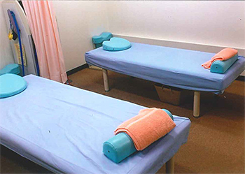 整骨院 - 高田ベッド製作所｜マッサージベッド・マクラ・カバーの製造販売