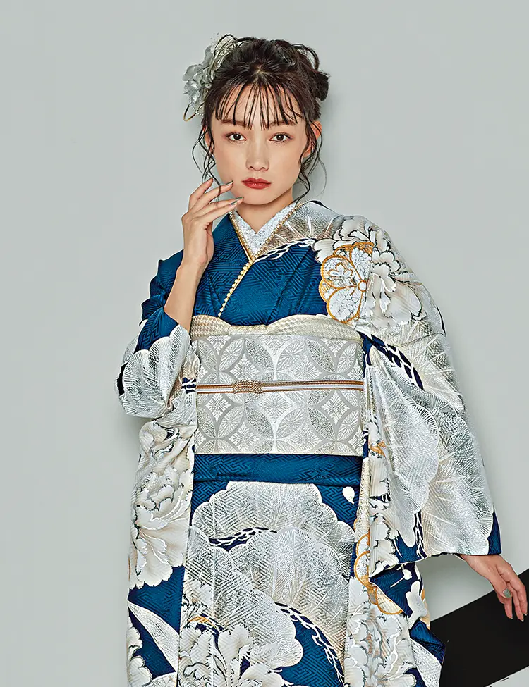 ターコイズブルーの振袖｜成⼈式の振袖レンタルならTAKAZEN、世界