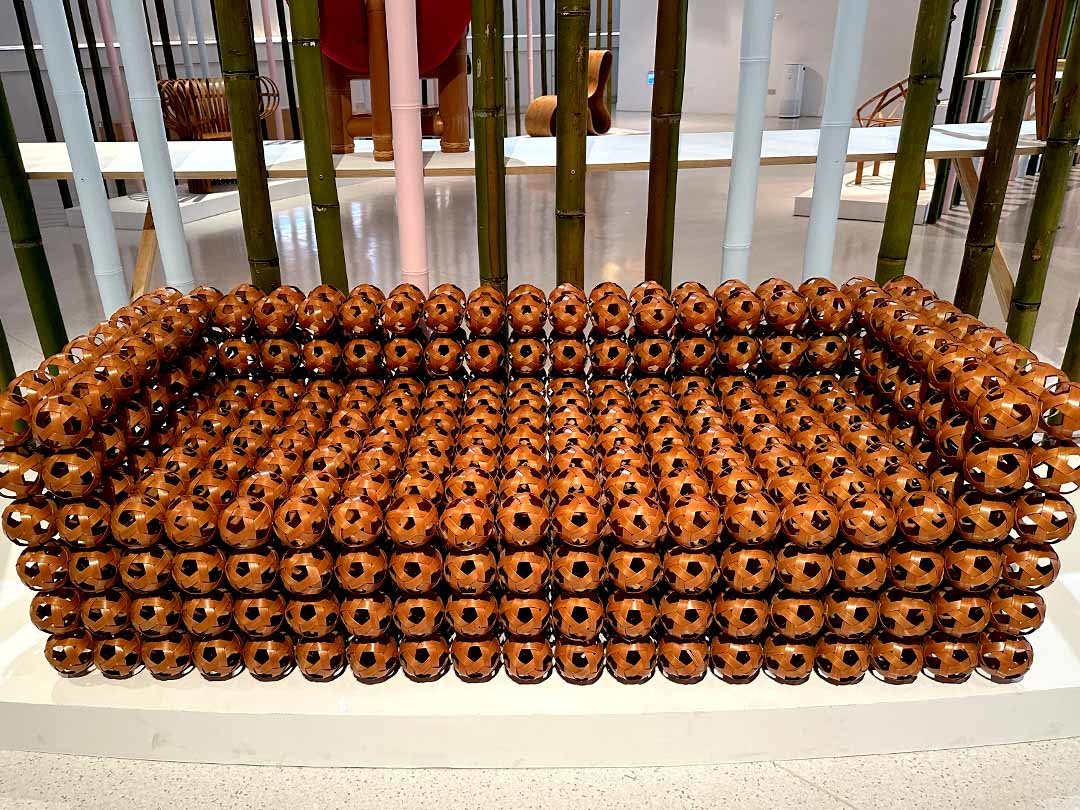 10年の経年変色、竹玉編みソファ - 竹虎四代目がゆく！