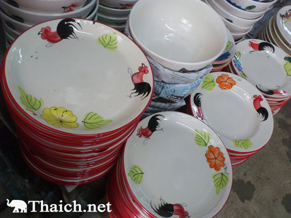 タイ北部ランパーン名物ニワトリ柄陶器が危機、中国製品のダンピングで