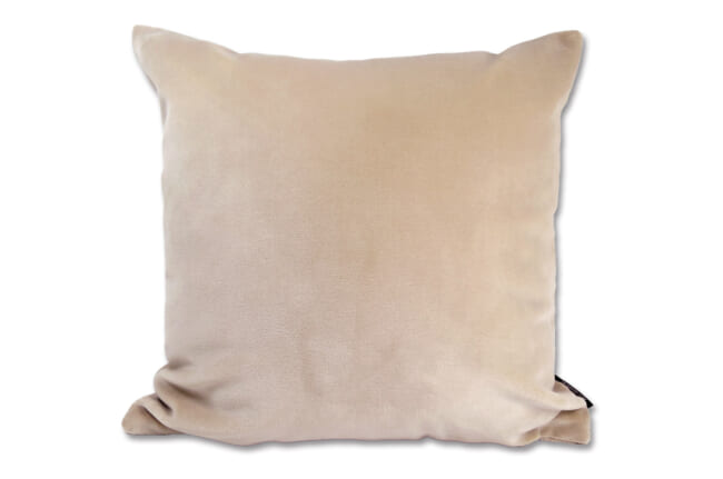 アルマーニカーザ(ARMANI/CASA)のクッションで上質空間を演出