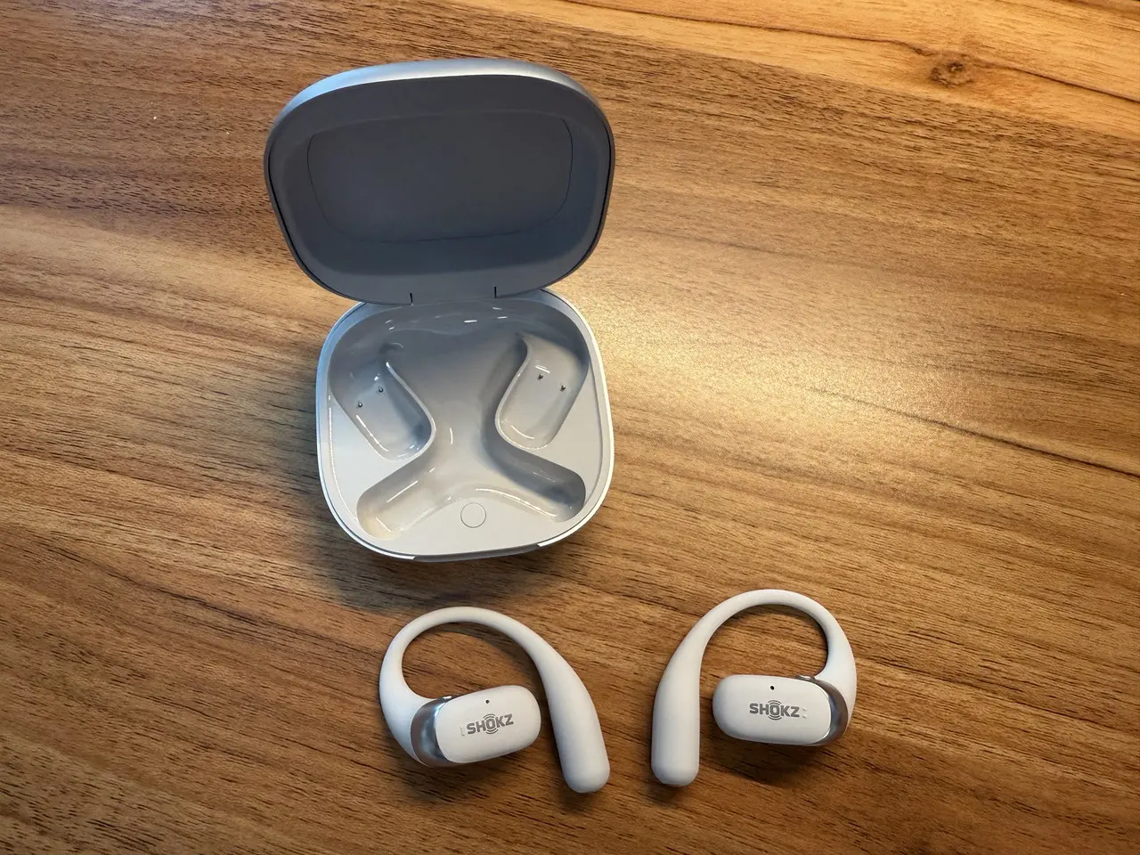 Shokz OpenFit 2+ 発売｜Dolby Audioとワイヤレス充電対応、OpenFit 2