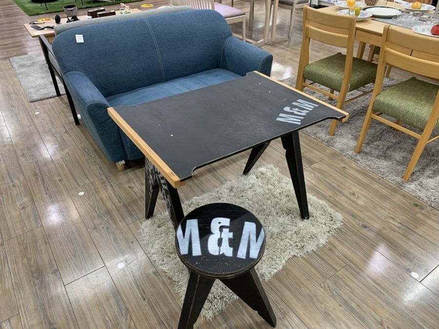 M&M Furniture（エムアンドエム ファニチャー）のデスク&スツールが
