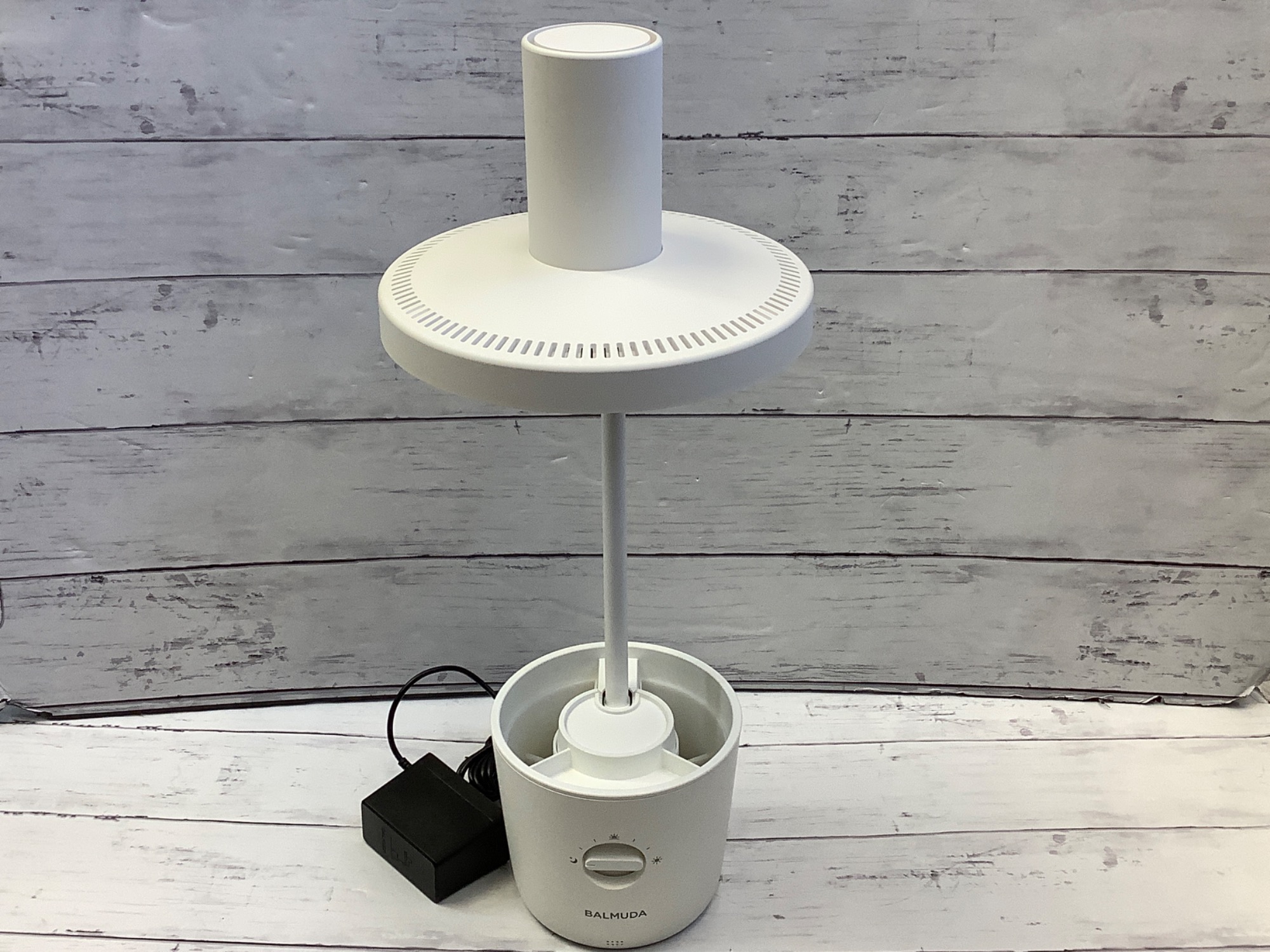 BALMUDA(バルミューダ)のThe Light 太陽光LEDデスクライト L01A-WHが