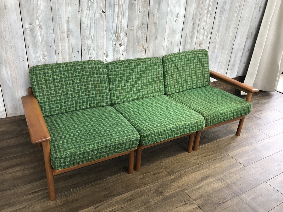 KOSUGA（コスガ）】ミッドセンチュリーデザインのセパレート式3人掛け