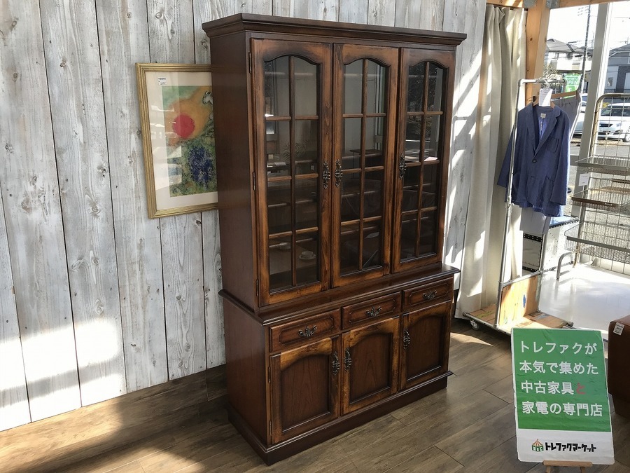 Karimoku（カリモク）】今も変わらないデザイン。アンティークな3枚扉