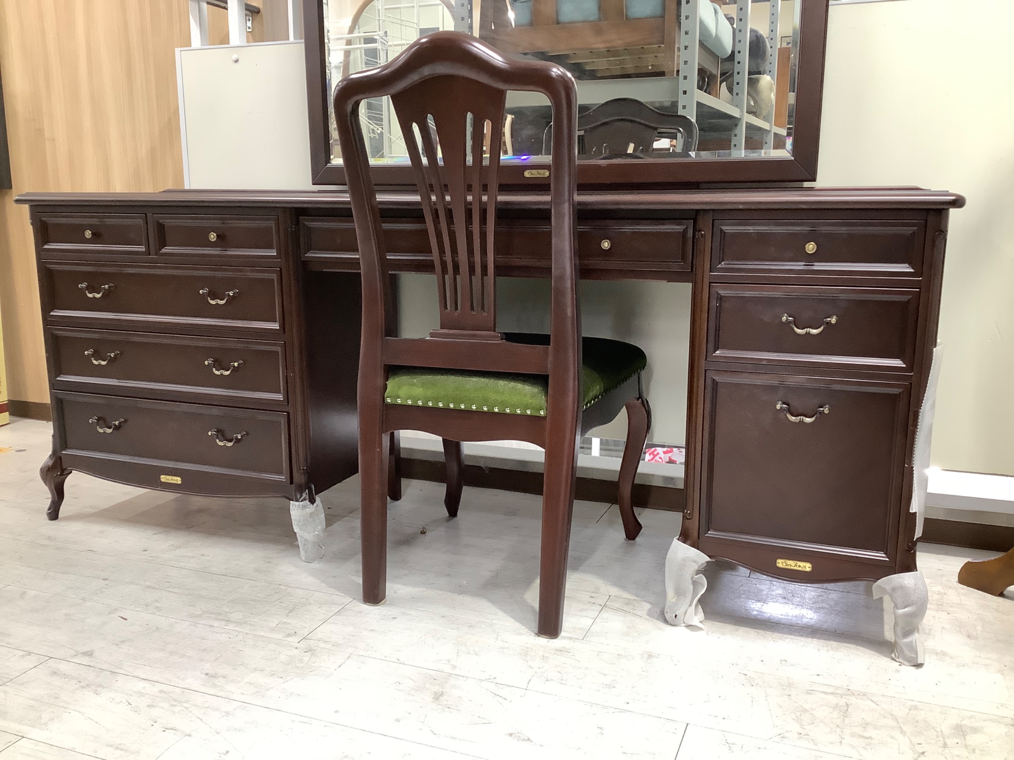 ゴージャス☆なドレッサーが入荷♪【東海家具/Sri Tokai】｜2024年10月