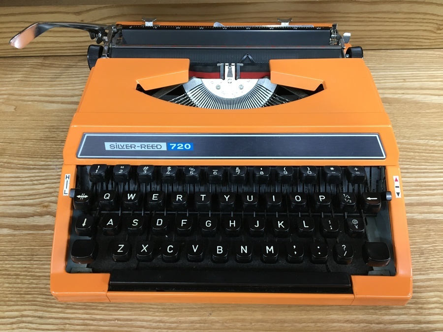 オレンジがかわいい！レトロなタイプライターのご紹介！｜2022年06月27