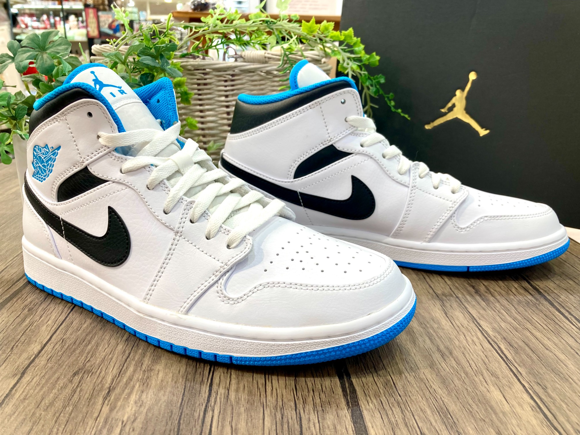 NIKE Air Jordan(エアジョーダン) 1ミッドスニーカー 