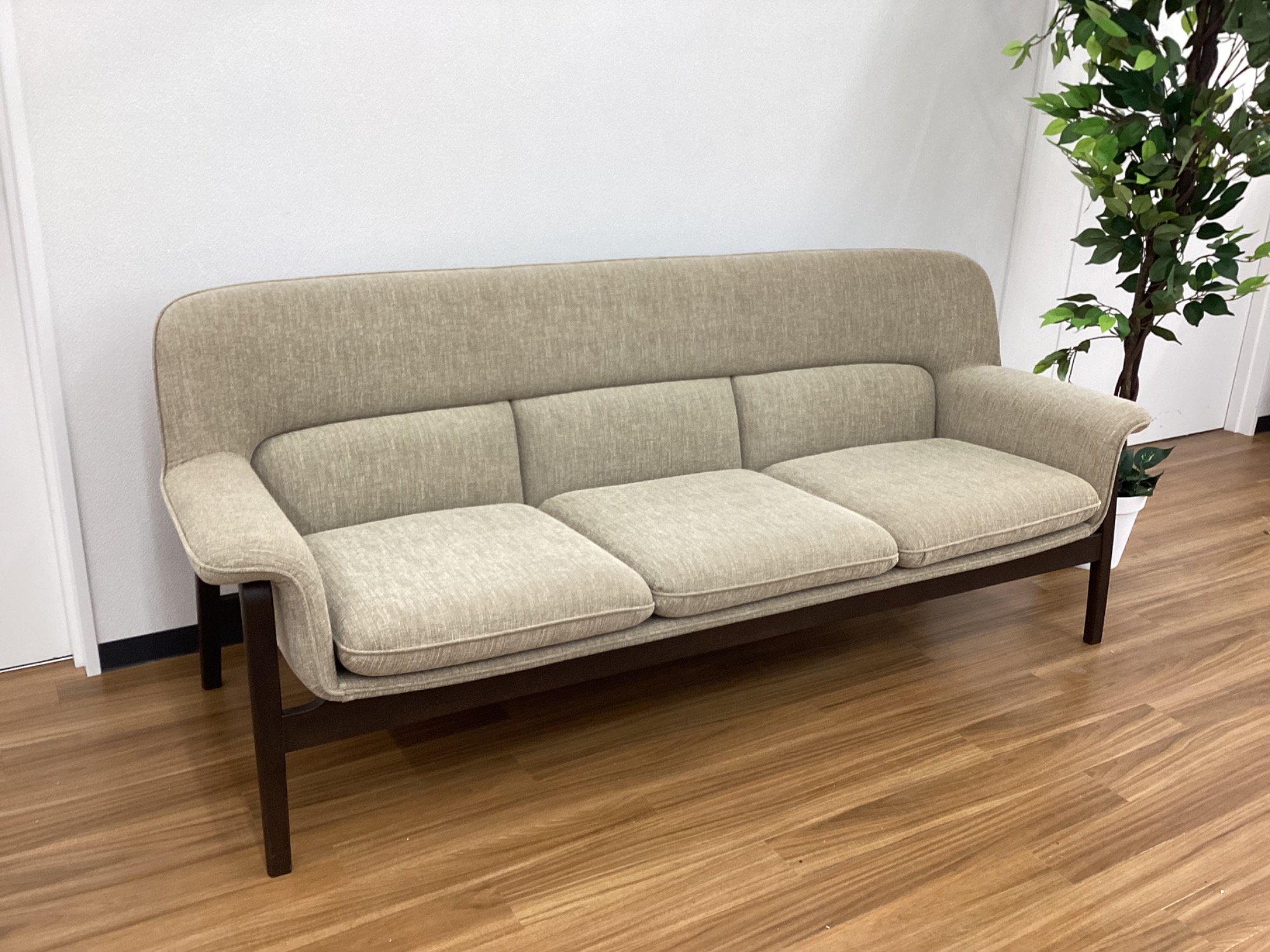 お値段見直しました！ 天童木工 チェントロ 3人掛けソファのご紹介です