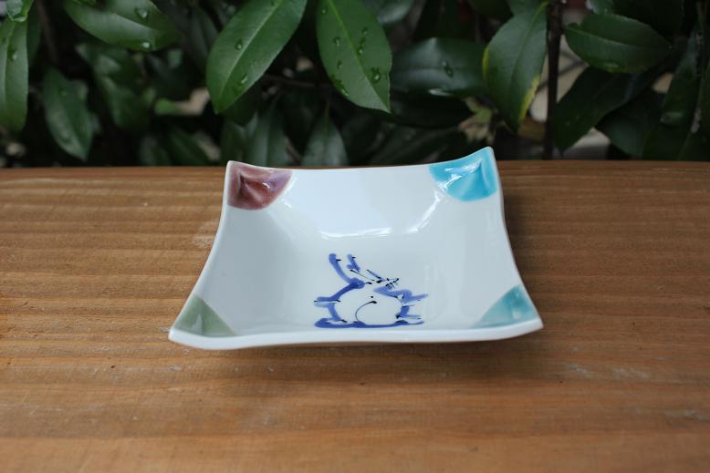 石川県金沢市で作陶されている九谷焼作家村本外茂樹さんの色絵うさぎ