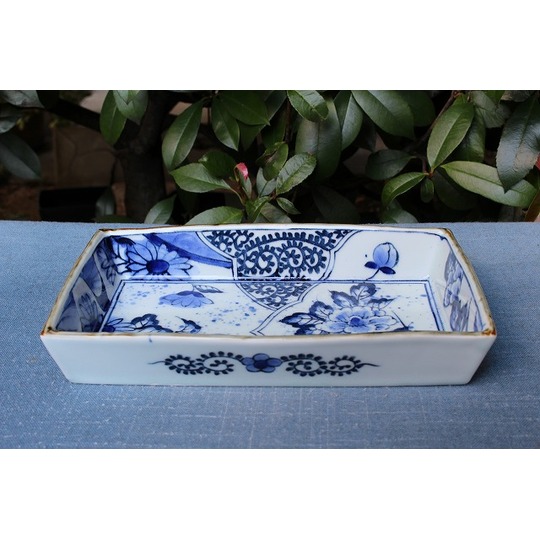 長崎県伊万里市で作陶されている寛右エ門窯作の染付牡丹たこ唐草箱皿