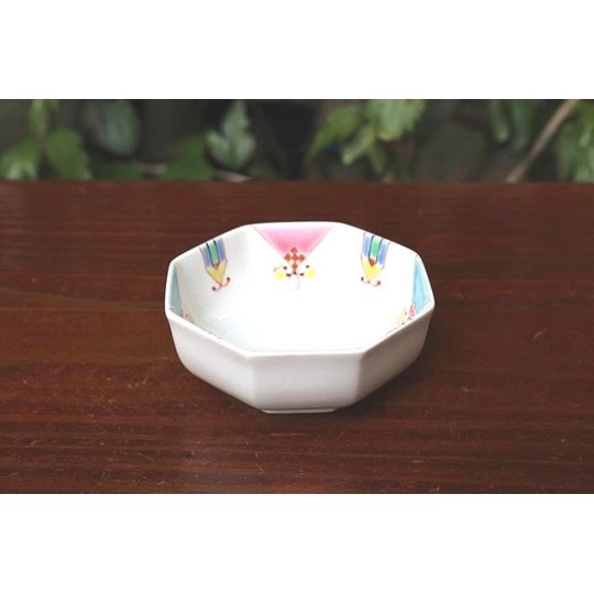 石川県能美市で作陶されている九谷焼窯元銀舟窯の八角小付花の