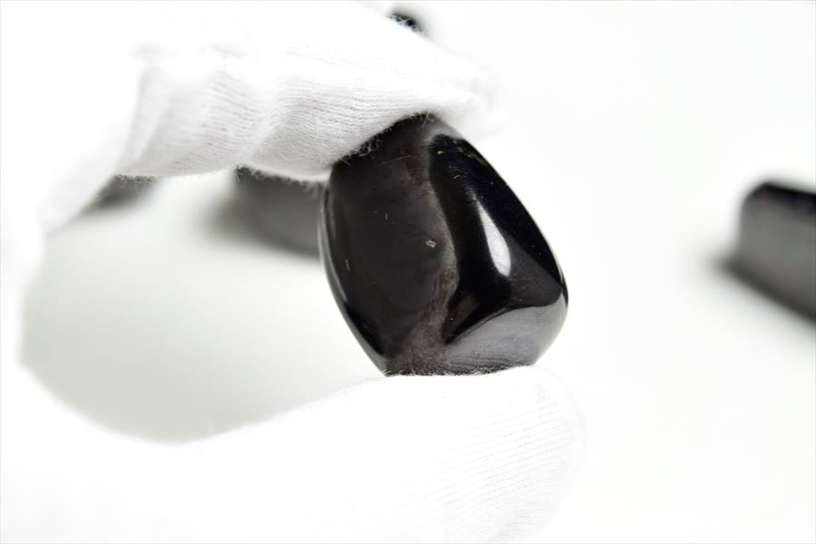 電磁波対策で注目の石】ロシア産 シュンガイト タンブル｜アップ