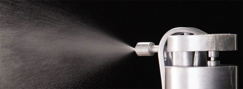 電源不要。化粧水を入れてポンピングするだけ。ウルトラファインミスト