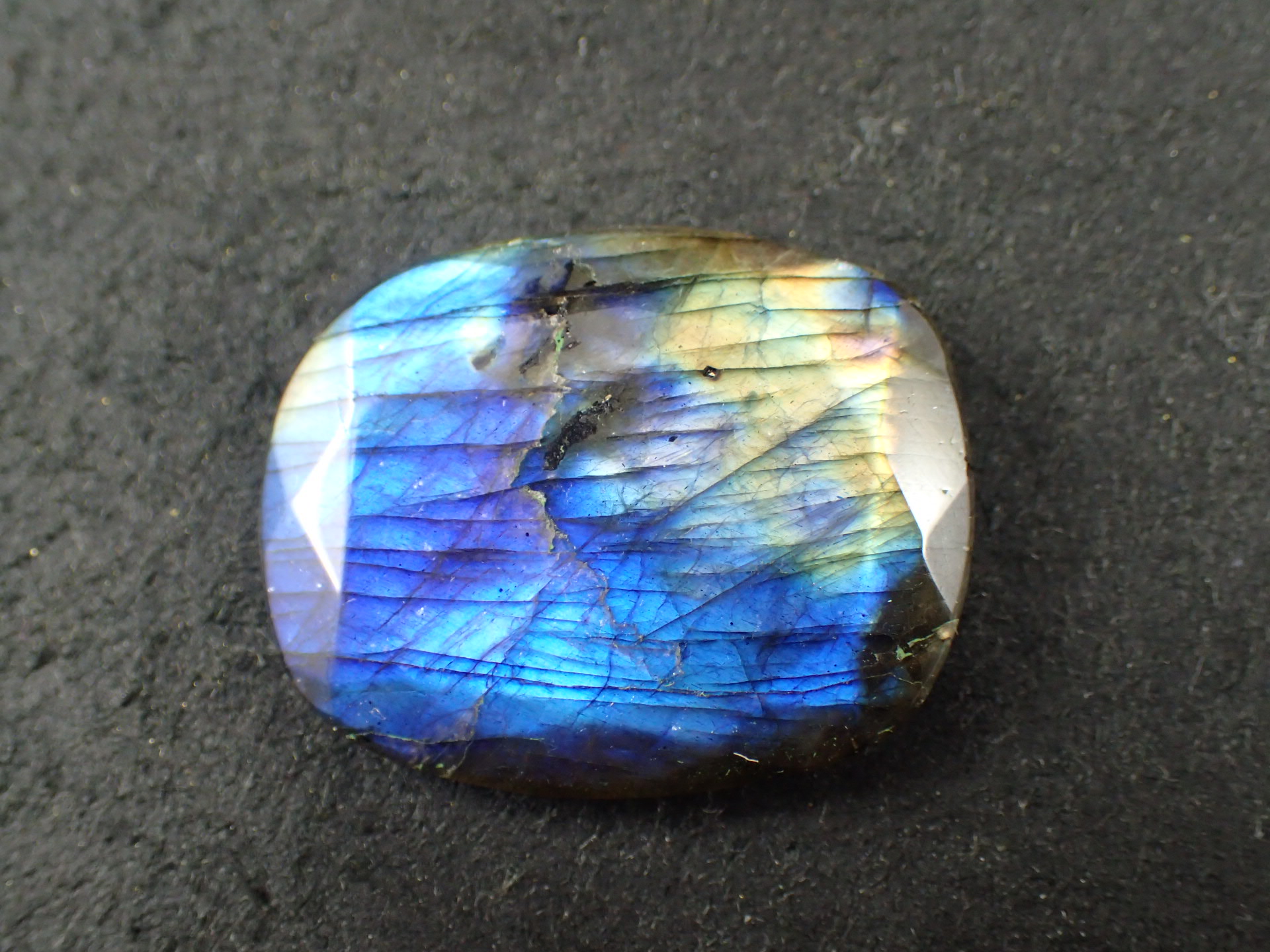 最高品質ラブラドライト(Labradorite) 自由カット マダガスカル 産