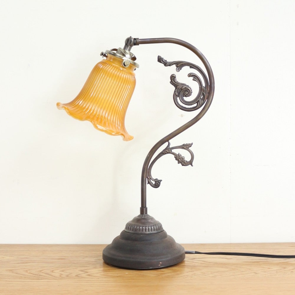 花のようなガラスシェード♪ エレガントなテーブルランプセット【灯具A