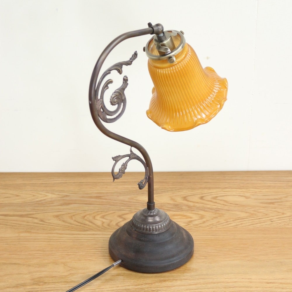 花のようなガラスシェード♪ エレガントなテーブルランプセット【灯具A