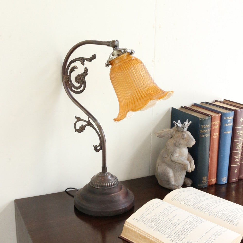 花のようなガラスシェード♪ エレガントなテーブルランプセット【灯具A