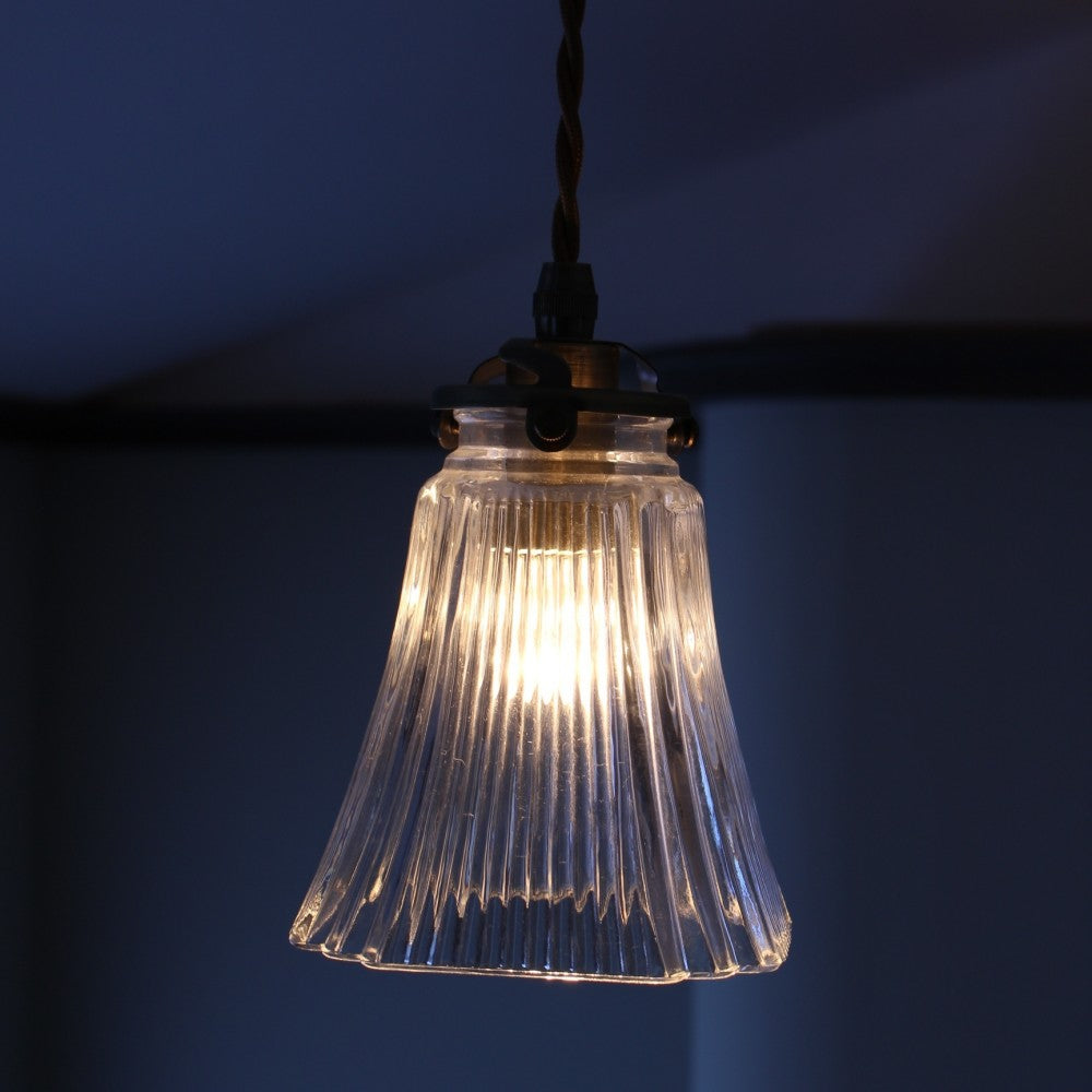 すっきりデザインで灯りが広がる ガラスシェードのペンダントライト