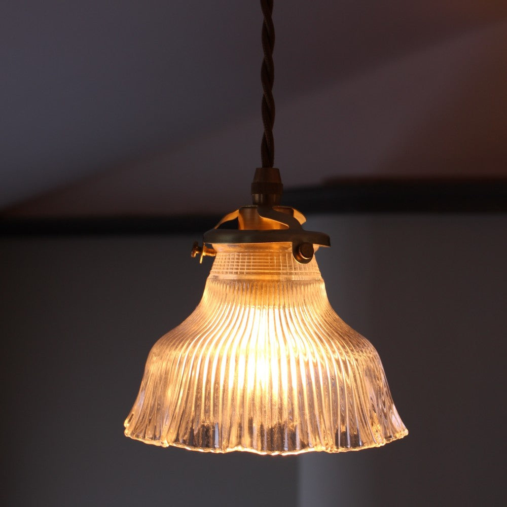 フリルのように上品で可愛らしい ガラスシェードのペンダントライト