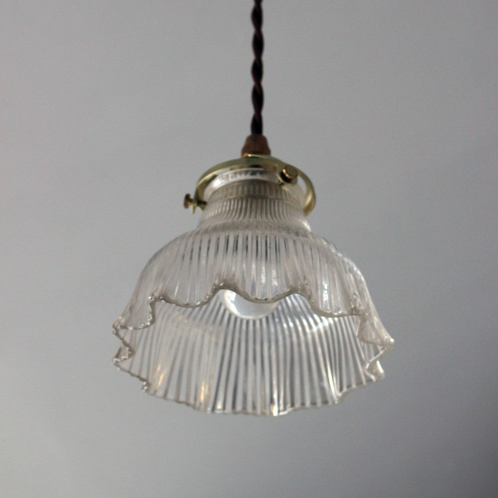 フリルのように上品で可愛らしい ガラスシェードのペンダントライト