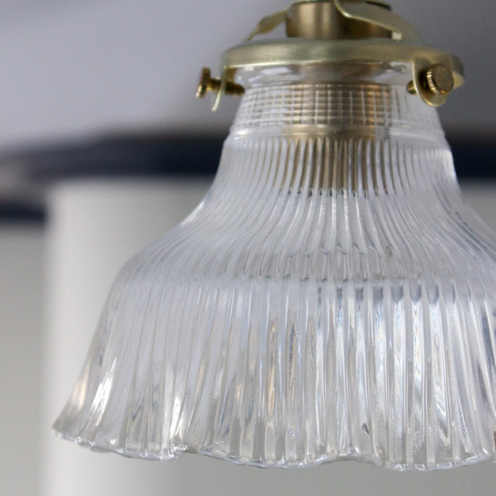 フリルのように上品で可愛らしい ガラスシェードのペンダントライト