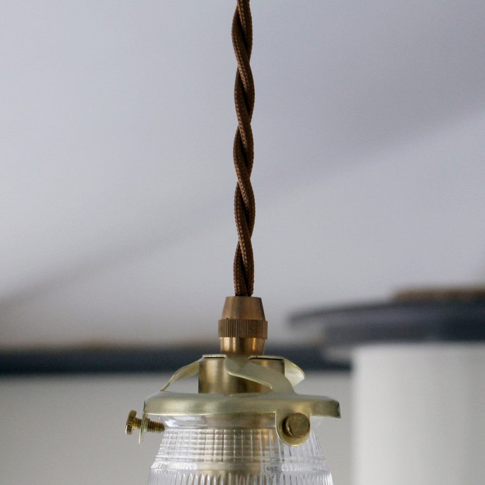 フリルのように上品で可愛らしい ガラスシェードのペンダントライト